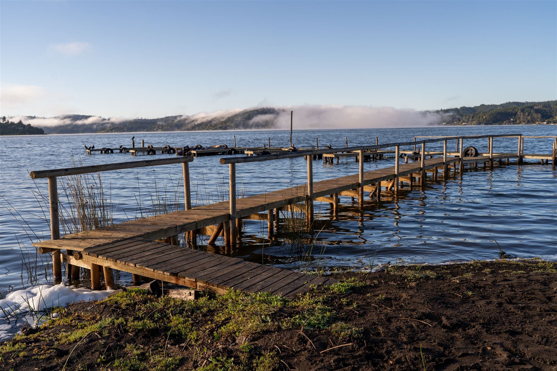 Muelle de madera extendiéndose sobre el Lago Vichuquén