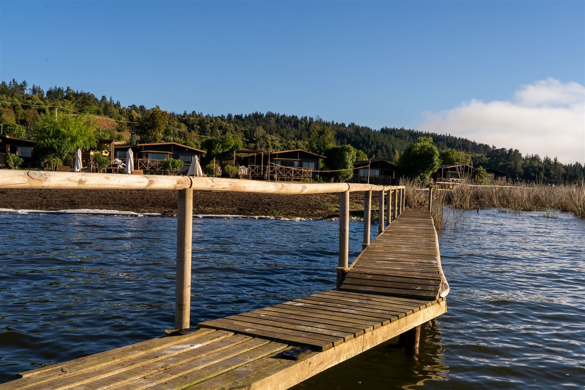 Pasarela de madera adentrándose en el Lago Vichuquén